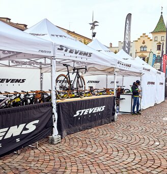 Das Promotionzelt von Stevens Bikes ist ein 4x4 m großer Faltpavillon in weiß. Die Seitenwände sind schwarz und weiß. Unter den Faltpavillons befinden sich die Fahrräder.