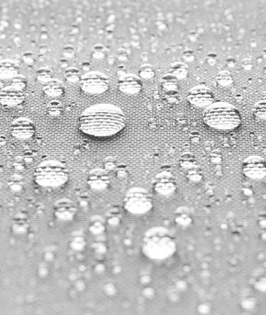 Grauer wasserdichter Ecotent® Zeltstoff mit Wassertropfen.