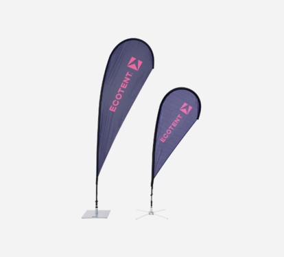 Zwei Ecotent® Beachflags mit Logo auf unterschiedlichen Bodenplatten.