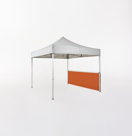 Weißer Faltpavillon 3x3 m mit halber Seitenwand in Orange.
