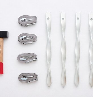 Fastening kit set of 4 consisting of 1 hammer, 4 tension straps and 4 pegs.