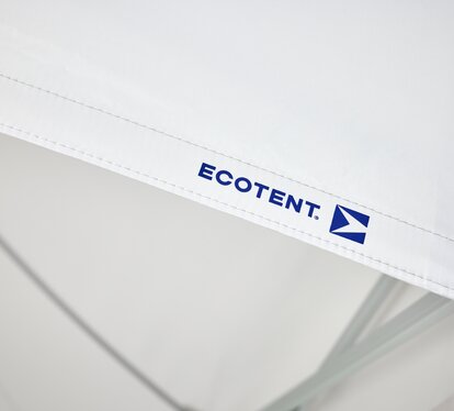 Detail des weißen Volants eines Faltpavillons mit Thermodruck des blauen Ecotent-Logos