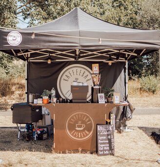 Der Faltpavillon dient als mobile Bar. Darunter wird herrlicher Kaffee verkauft.