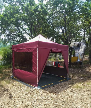 Ecotent Faltpavillon 3x3 m in bordeauxrot beim Camping