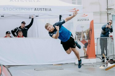 Bei einem Sportevent von Stocksport Austria wird ein weißer, bedruckter Faltpavillon von Ecotent der Serie E2 in der Größe 4,5 x 3 Meter mit Seitenwänden eingesetzt.