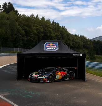 Nahaufnahme eines weißen, bedruckten Ecotent Faltpavillion Serie E1 der Größe 4,5 x 3 Meter bei einem Autorennen.