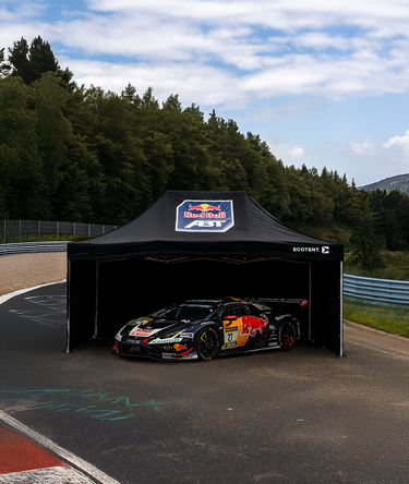 Nahaufnahme eines weißen, bedruckten Ecotent Faltpavillion Serie E1 der Größe 4,5 x 3 Meter bei einem Autorennen.