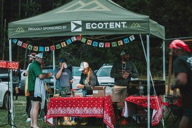 Bei einem Event von Human Powered Movement in den USA stehen bedruckte Ecotent Faltpavillons in verschiedenen Farben (grün, weiß, schwarz) in der Größe 3 x 3 Meter.