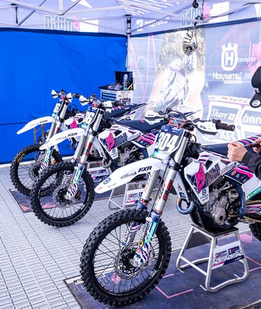 Rennmotorräder unter Ecotent Faltpavillons.