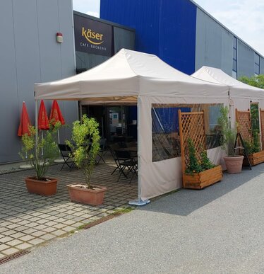 2 Faltpavillons der Größe 4,5x3 m stehen vor der Bäckerei Käser in Vilshofen. Sie dienen als Überdachung der Gäste.